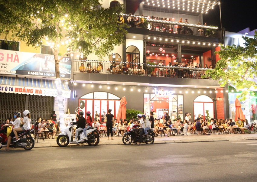 Phố xá, khu vui chơi ở Đà Nẵng nhộn nhịp trong đêm đầu tiên trở lại trạng thái bình thường mới - Ảnh 13.