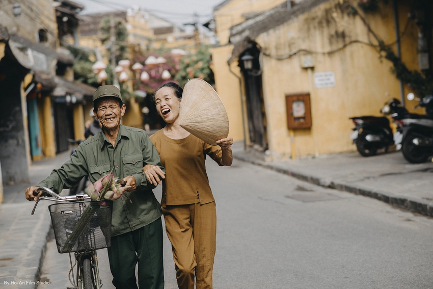 Con gái út dẫn bố mẹ đi du lịch Hội An, bí mật tặng bộ ảnh kỷ niệm 50 năm ngày cưới đầy xúc động - Ảnh 4.