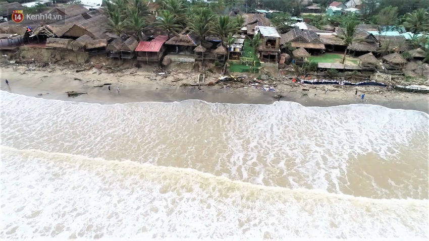 Người dân Hội An thẫn thờ nhìn bờ biển Cửa Đại, An Bàng tan hoang, hàng loạt căn nhà bị sóng biển nuốt chửng - Ảnh 1.