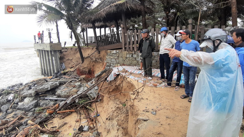 Người dân Hội An thẫn thờ nhìn bờ biển Cửa Đại, An Bàng tan hoang, hàng loạt căn nhà bị sóng biển nuốt chửng - Ảnh 14.