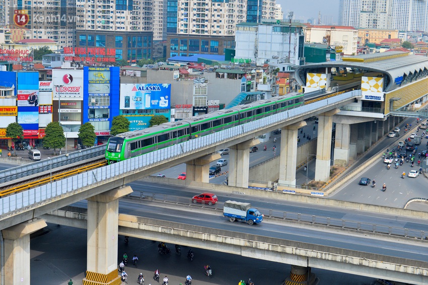 Đoàn tàu trên cao chạy thử 287 lượt/ngày gây tò mò cho người dân Hà Nội: Lúc tàu chạy thật, cả gia đình sẽ cùng nhau đi chơi - Ảnh 2.