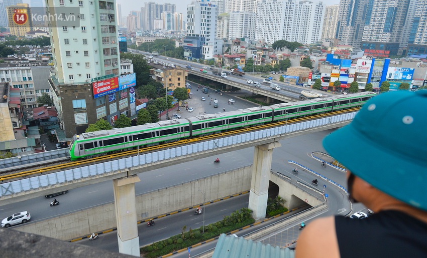 Đoàn tàu trên cao chạy thử 287 lượt/ngày gây tò mò cho người dân Hà Nội: Lúc tàu chạy thật, cả gia đình sẽ cùng nhau đi chơi - Ảnh 1.