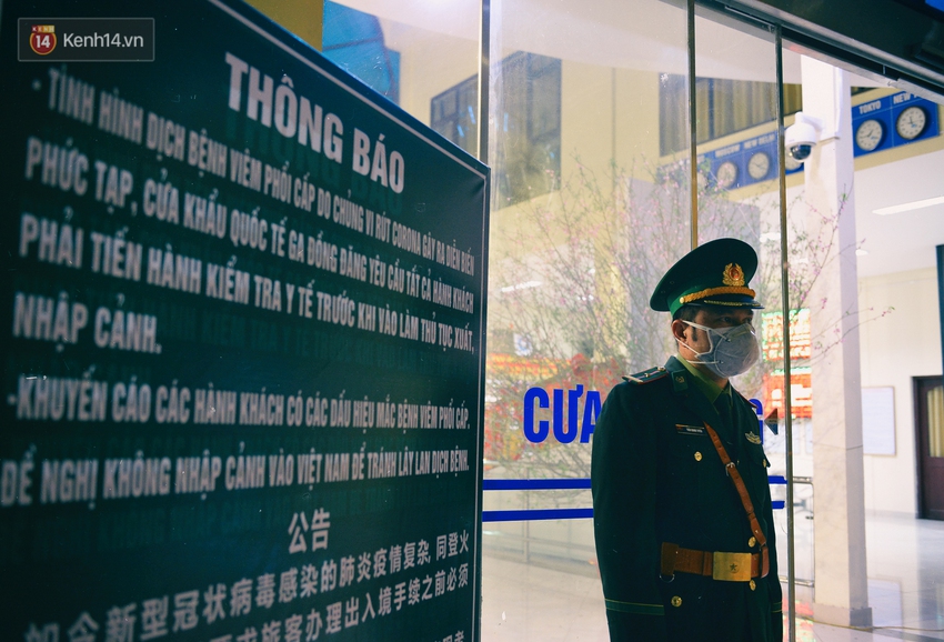 Ảnh: Loạt khoảnh khắc x&uacute;c động về những người l&iacute;nh trong suốt 1 năm vất vả, gian nan chống giặc Covid-19, gi&uacute;p d&acirc;n vượt b&atilde;o lũ - Ảnh 1.