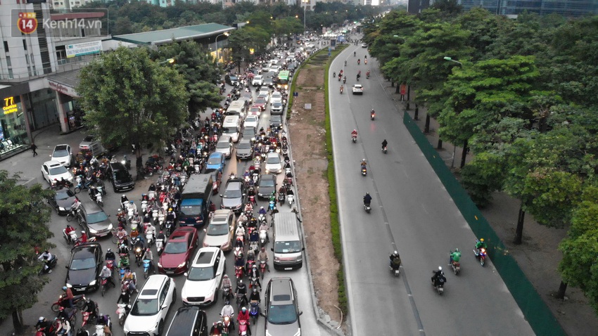 Cảnh trái ngược giữa 2 làn đường Lê Văn Lương: Một bên trống trải, một bên ùn tắc dài cả cây số - Ảnh 1.