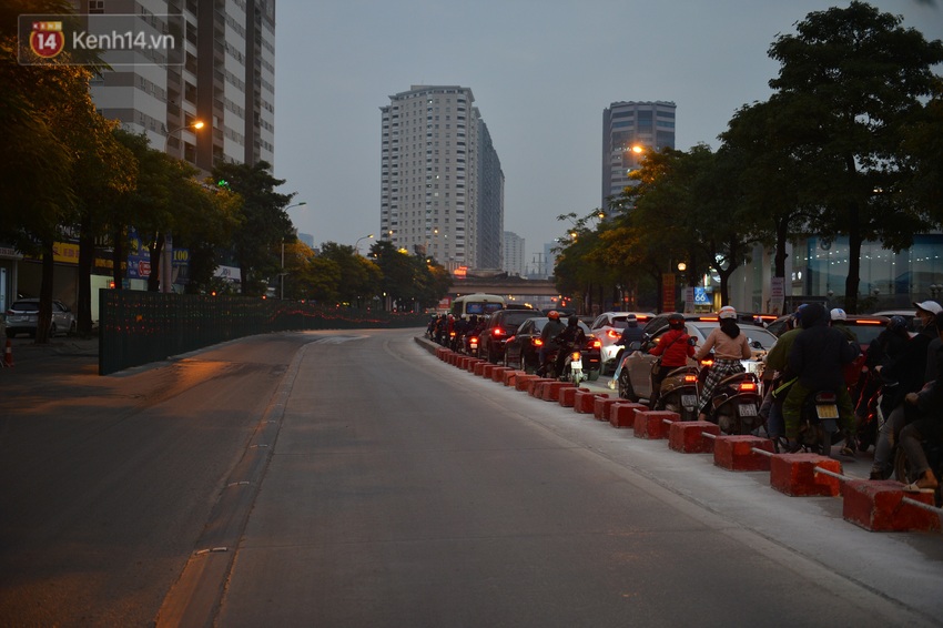 Cảnh trái ngược giữa 2 làn đường Lê Văn Lương: Một bên trống trải, một bên ùn tắc dài cả cây số - Ảnh 2.