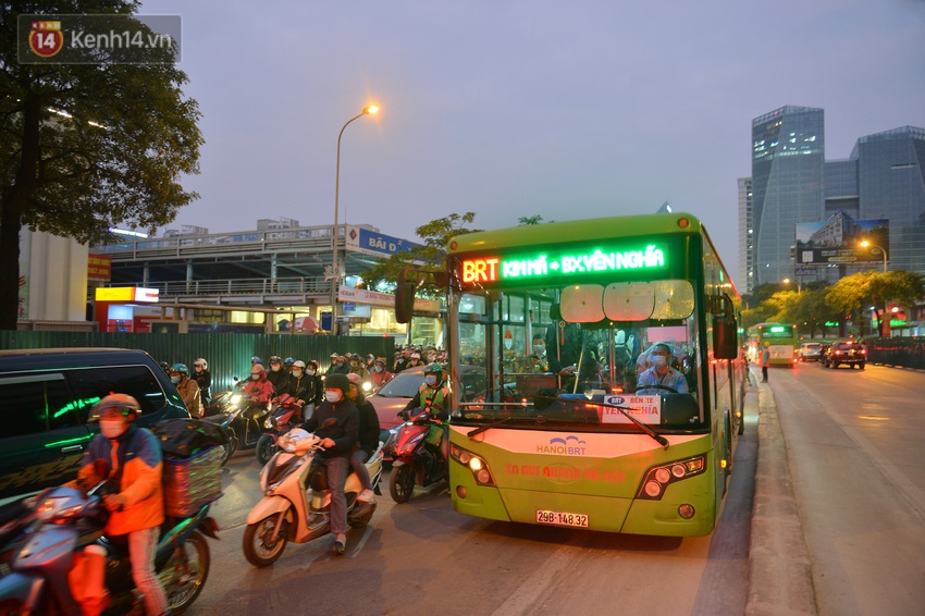 Cảnh trái ngược giữa 2 làn đường Lê Văn Lương: Một bên trống trải, một bên ùn tắc dài cả cây số - Ảnh 11.