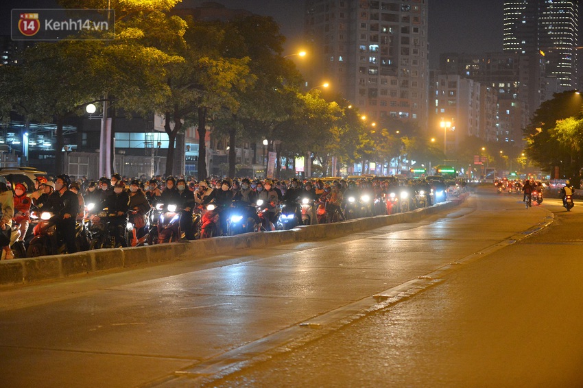Cảnh trái ngược giữa 2 làn đường Lê Văn Lương: Một bên trống trải, một bên ùn tắc dài cả cây số - Ảnh 12.