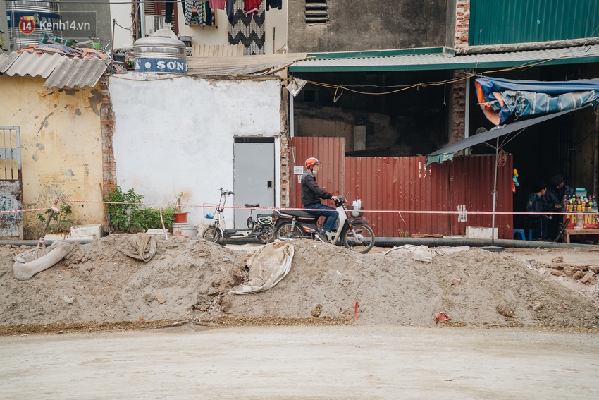 Cuộc sống người dân cạnh đại công trường đường vành đai nghìn tỷ: Ùn tắc, khói bụi, thậm chí ngã nhào - Ảnh 6.