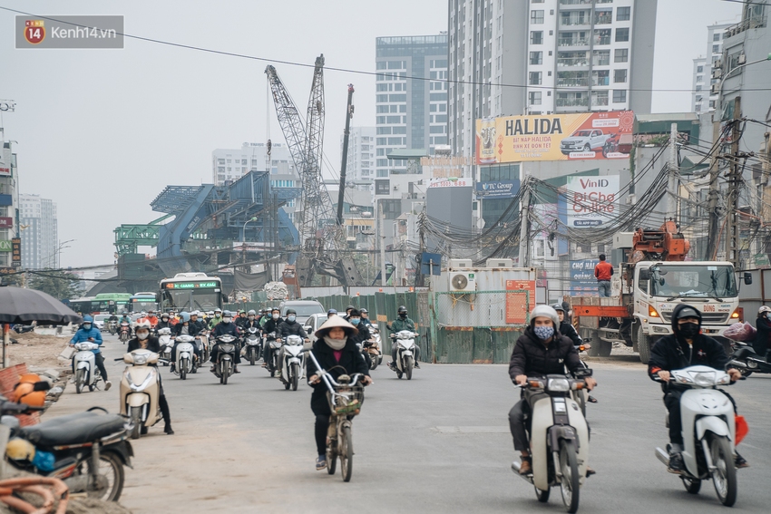 Cuộc sống người dân cạnh đại công trường đường vành đai nghìn tỷ: Ùn tắc, khói bụi, thậm chí ngã nhào - Ảnh 1.