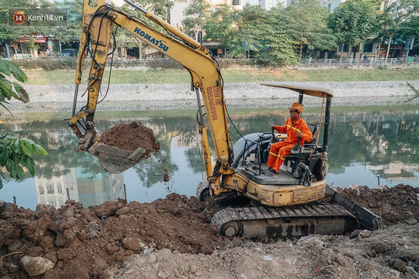 Ảnh: Lắp đặt hệ thống cống ngầm được kỳ vọng hồi sinh sông Tô Lịch - Ảnh 7.