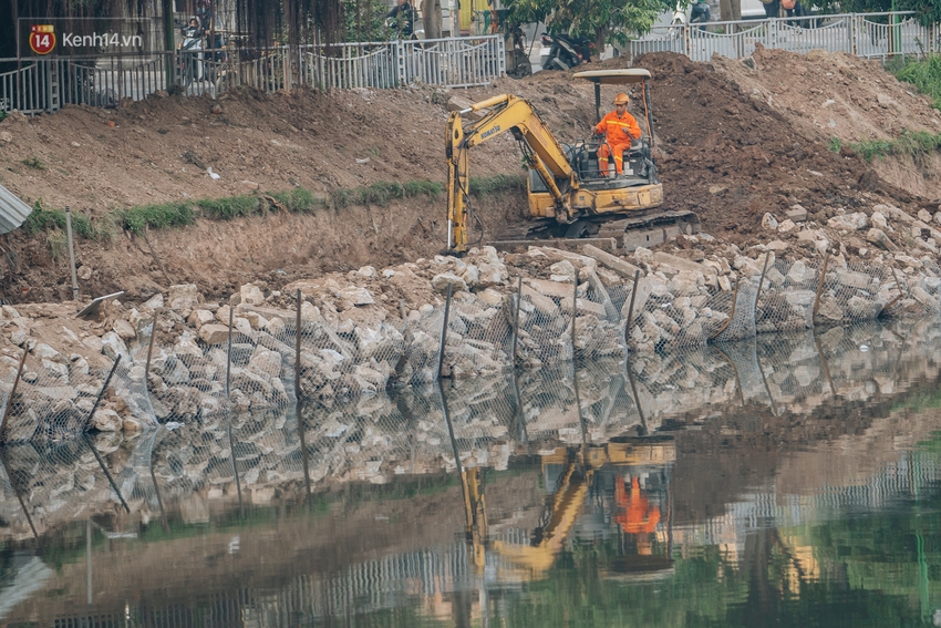 Ảnh: Lắp đặt hệ thống cống ngầm được kỳ vọng hồi sinh sông Tô Lịch - Ảnh 13.