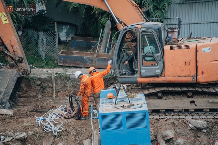 Ảnh: Lắp đặt hệ thống cống ngầm được kỳ vọng hồi sinh sông Tô Lịch - Ảnh 11.