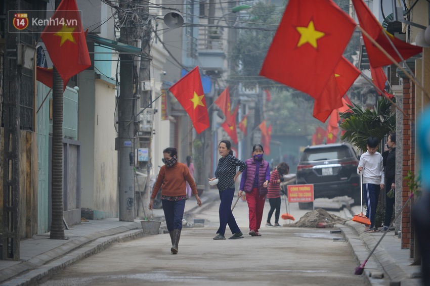 Cuộc sống ở Đông Anh sau ca mắc Covid-19: Hàng quán tự giác đóng cửa, người dân dọn dẹp đường phố cùng nhau - Ảnh 9.