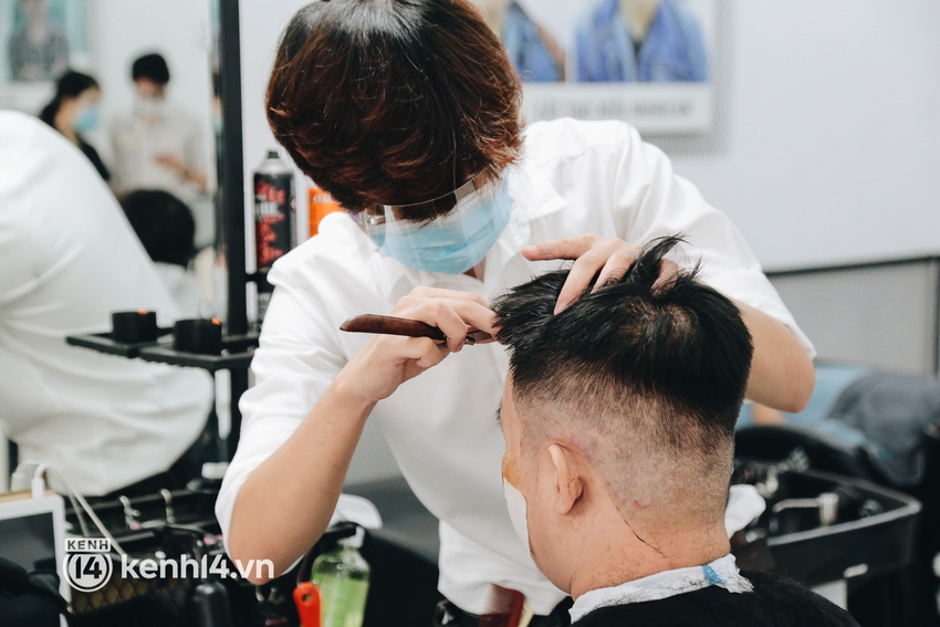 Ảnh: Người Sài Gòn ngồi chờ cả tiếng để được cắt tóc, làm đẹp sau hơn 4 tháng giãn cách - Ảnh 11.
