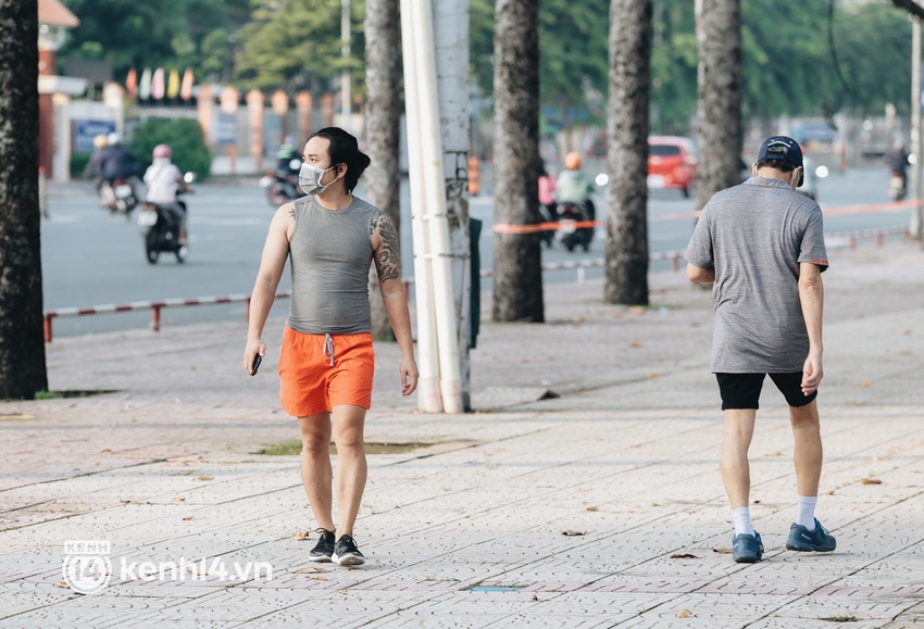 Người S&agrave;i G&ograve;n h&agrave;o hứng đổ ra c&ocirc;ng vi&ecirc;n chạy bộ, đạp xe trong ng&agrave;y đầu nới lỏng gi&atilde;n c&aacute;ch - Ảnh 12.