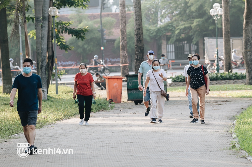 Người Sài Gòn hào hứng đổ ra công viên chạy bộ, đạp xe trong ngày đầu nới lỏng giãn cách - Ảnh 9.