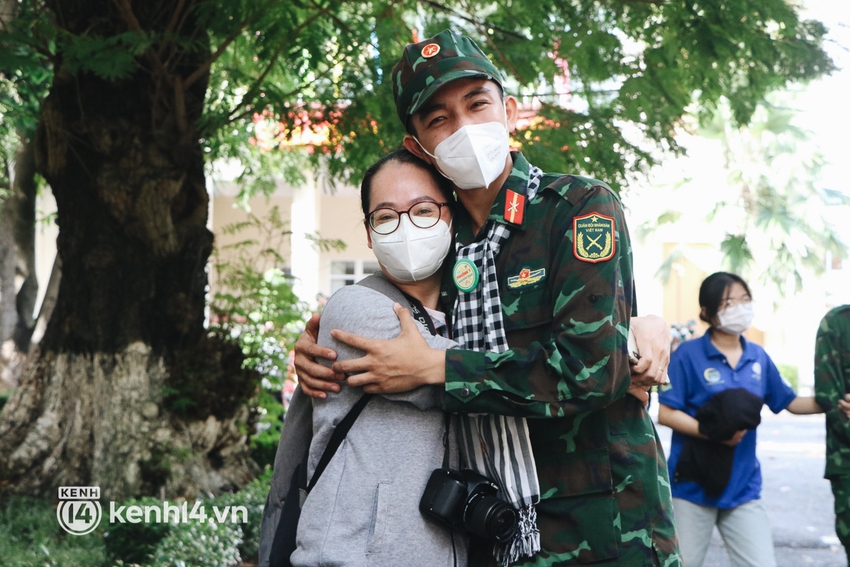 Chùm ảnh: Bộ đội bịn rịn vẫy tay tạm biệt người dân để trở về sau 2 tháng hỗ trợ TP.HCM chống dịch - Ảnh 7.