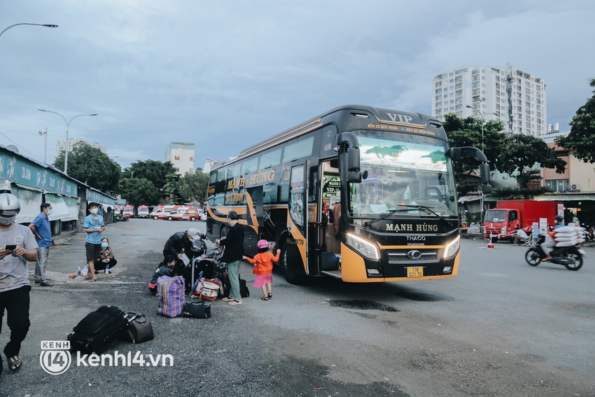 Được lên xe giường nằm trở về quê sau 4 tháng Sài Gòn giãn cách, nhiều khách háo hức cười tít mắt! - Ảnh 2.