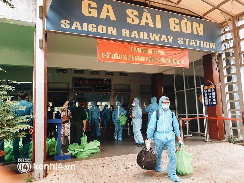 Bộ Tư lệnh TP.HCM tặng quà, gánh hành lý giúp người dân về quê bằng tàu hoả - Ảnh 1.