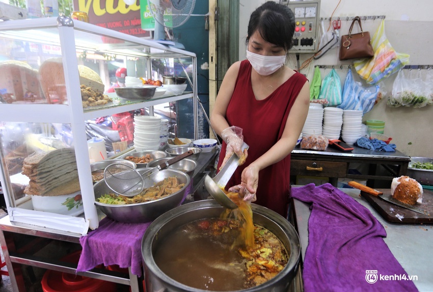 Hàng quán Đà Nẵng ngày đầu bán tại chỗ: Nơi tấp nập khách dù trời mưa, chỗ vẫn đóng cửa im lìm - Ảnh 11.