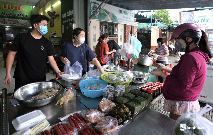 Hàng quán Đà Nẵng ngày đầu bán tại chỗ: Nơi tấp nập khách dù trời mưa, chỗ vẫn đóng cửa im lìm - Ảnh 14.