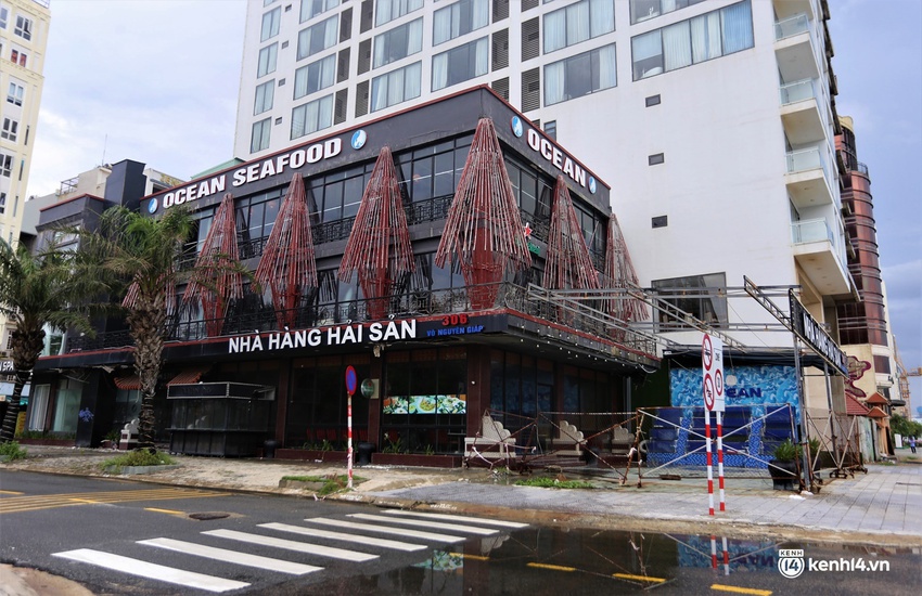 Hàng quán Đà Nẵng ngày đầu bán tại chỗ: Nơi tấp nập khách dù trời mưa, chỗ vẫn đóng cửa im lìm - Ảnh 21.