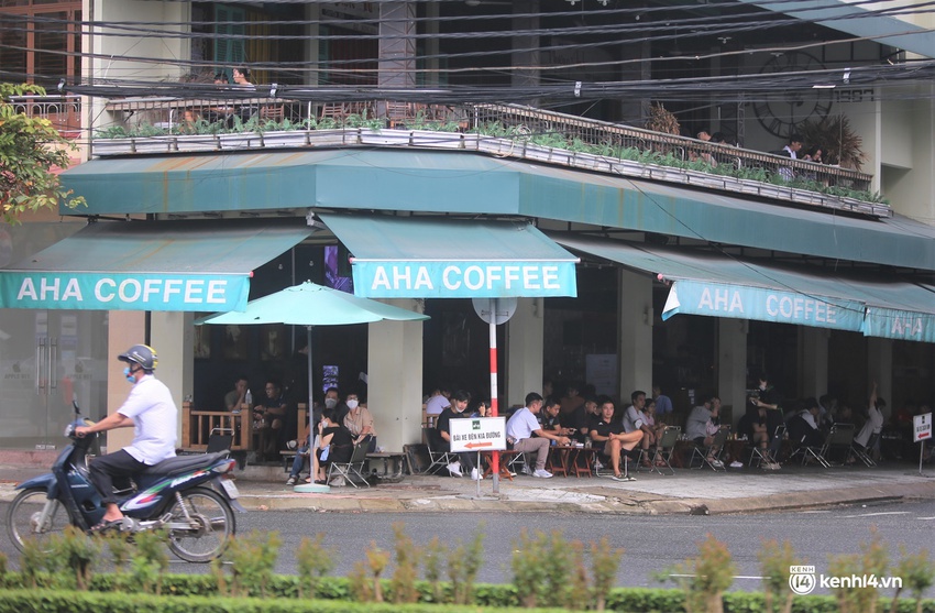 Hàng quán Đà Nẵng ngày đầu bán tại chỗ: Nơi tấp nập khách dù trời mưa, chỗ vẫn đóng cửa im lìm - Ảnh 3.