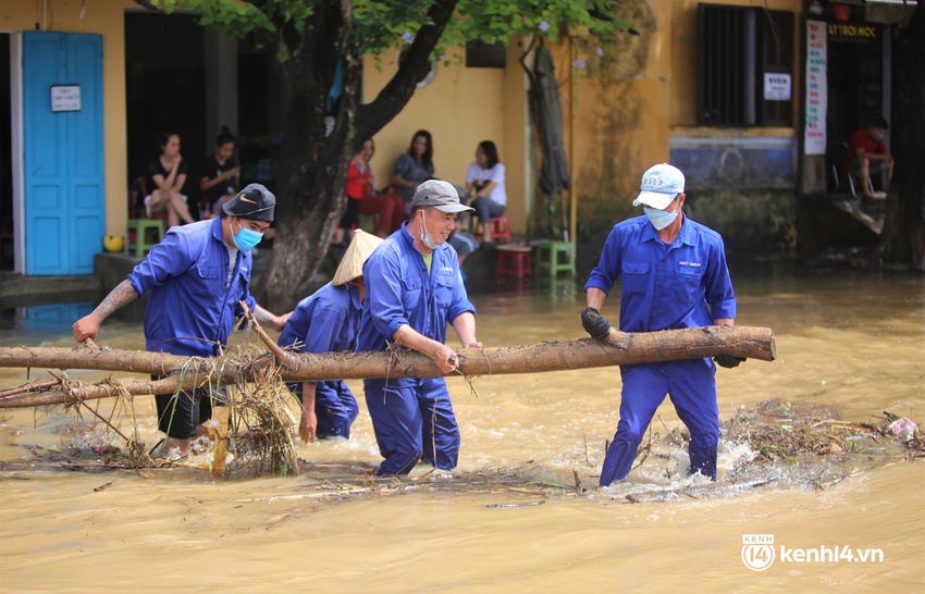 Những hình ảnh đau lòng ở Hội An: Vừa đìu hiu vì dịch Covid-19, phố cổ lại chìm trong nước lũ - Ảnh 10.