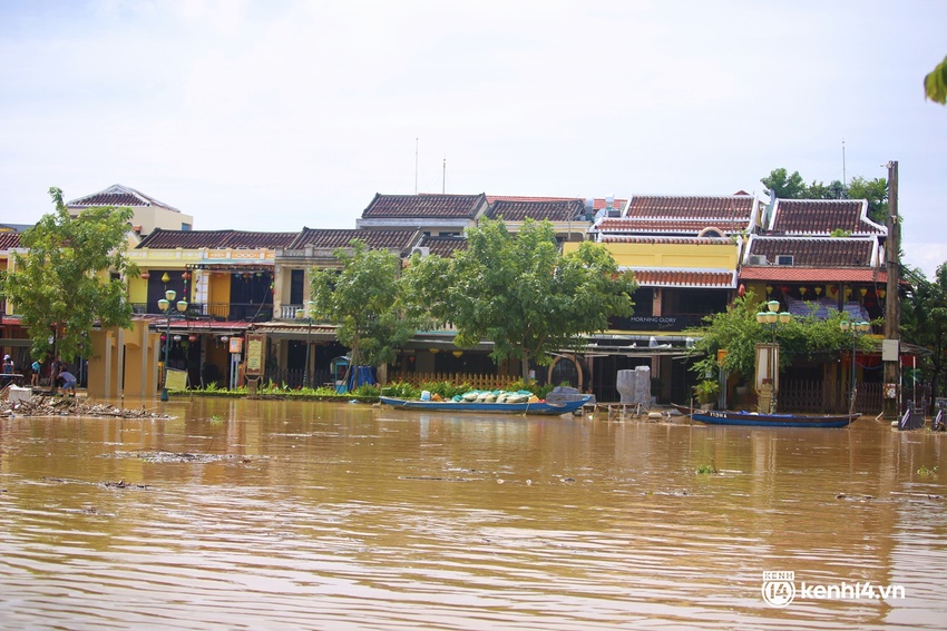 Những hình ảnh đau lòng ở Hội An: Vừa đìu hiu vì dịch Covid-19, phố cổ lại chìm trong nước lũ - Ảnh 13.