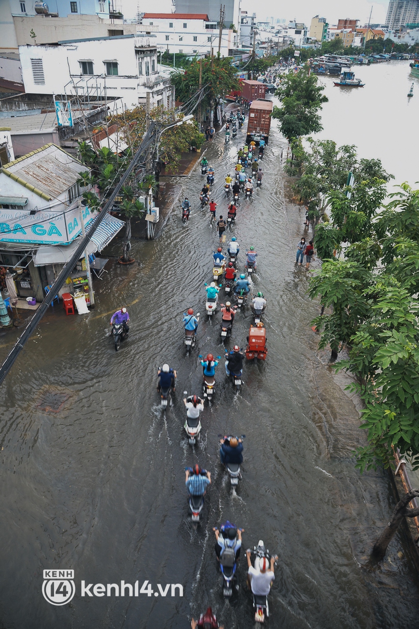 Người Sài Gòn vất vả lội nước, ngã sõng soài trên đường ngập sâu do triều cường dâng cao - Ảnh 1.