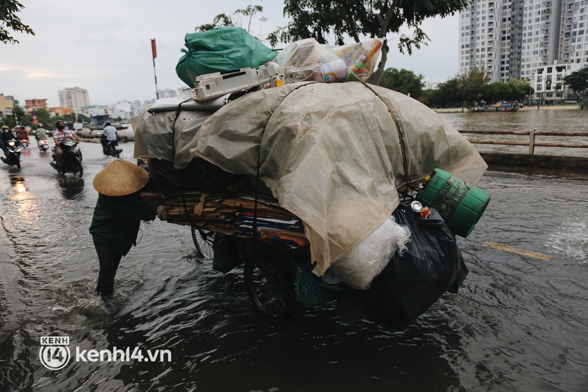 Người Sài Gòn vất vả lội nước, ngã sõng soài trên đường ngập sâu do triều cường dâng cao - Ảnh 9.