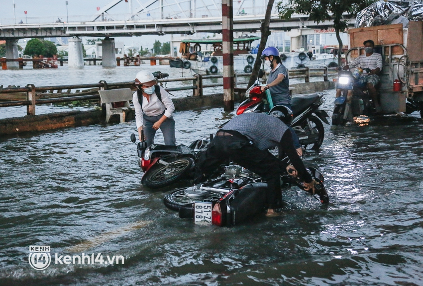 Người Sài Gòn vất vả lội nước, ngã sõng soài trên đường ngập sâu do triều cường dâng cao - Ảnh 5.