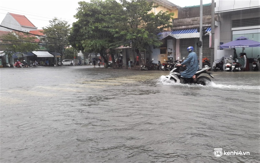 Ảnh: Đường quốc lộ ở Quảng Nam thành sông, dân lội nước ngập ngang bụng để về nhà - Ảnh 9.