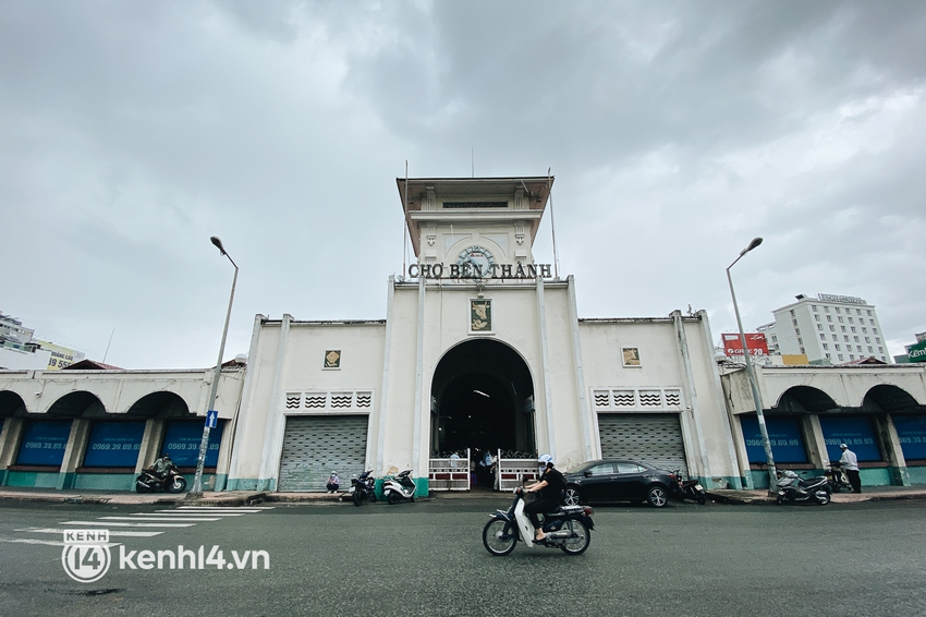 Tiểu thương phấn khởi khi chợ Bến Thành dần nhộn nhịp trở lại: Mừng lắm, mong Sài Gòn trở lại cuộc sống như ngày xưa - Ảnh 1.