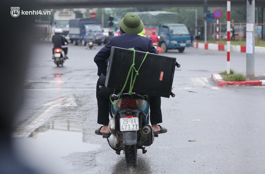 Hà Nội: Lập chốt cứng, dùng loa kéo phát thông báo người dân đi xét nghiệm Covid-19 tại ổ dịch 21 ca F0 - Ảnh 8.