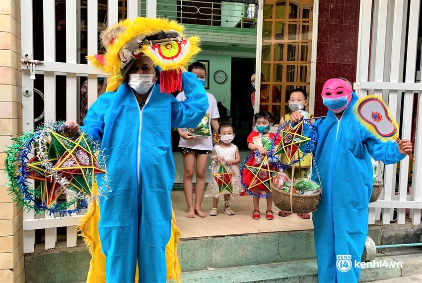 Hé lộ chân dung người thầy đứng sau những điều nhỏ bé dễ thương ở Đà Nẵng: Làm bảng chỉ đường cho bà con hồi hương, 10 năm từ thiện âm thầm - Ảnh 12.