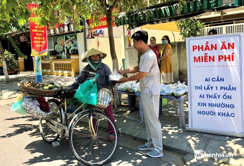 Hé lộ chân dung người thầy đứng sau những điều nhỏ bé dễ thương ở Đà Nẵng: Làm bảng chỉ đường cho bà con hồi hương, 10 năm từ thiện âm thầm - Ảnh 7.