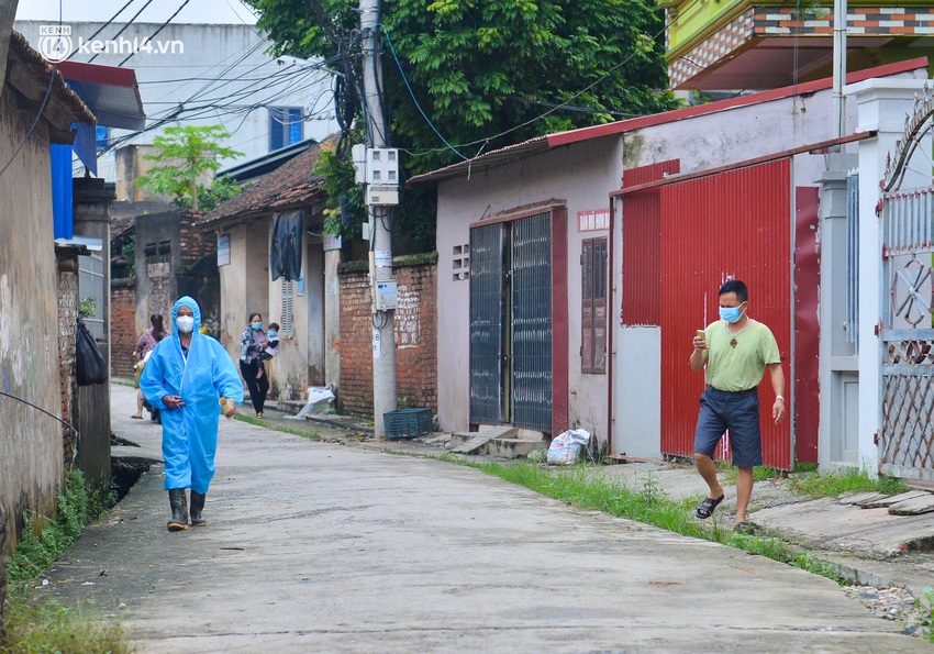 Hà Nội: Cận cảnh lấy mẫu xét nghiệm hơn 13.000 người tại ổ dịch 96 F0 ở Mê Linh - Ảnh 4.
