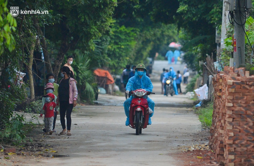 H&agrave; Nội: Cận cảnh lấy mẫu x&eacute;t nghiệm hơn 13.000 người tại ổ dịch 96 F0 ở M&ecirc; Linh - Ảnh 2.