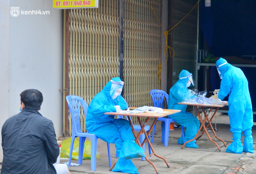 Hà Nội: Cận cảnh lấy mẫu xét nghiệm hơn 13.000 người tại ổ dịch 96 F0 ở Mê Linh - Ảnh 3.
