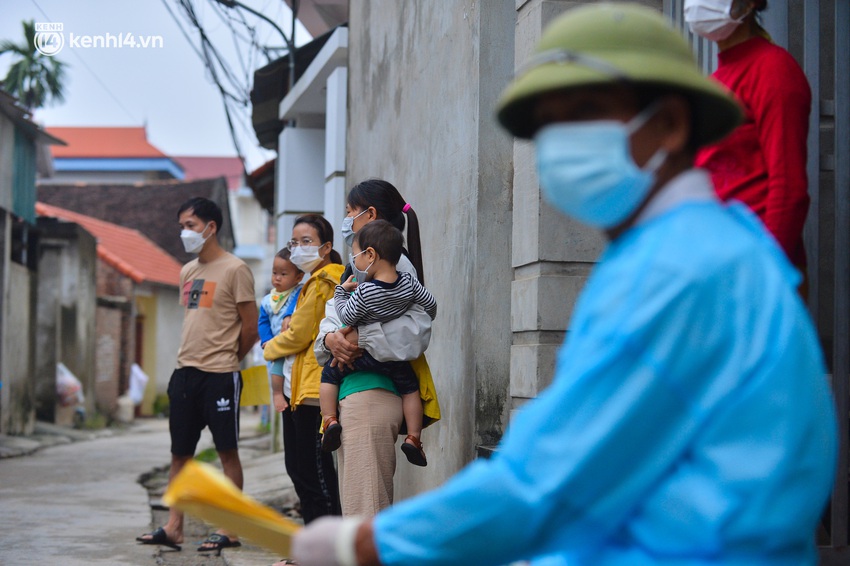Hà Nội: Cận cảnh lấy mẫu xét nghiệm hơn 13.000 người tại ổ dịch 96 F0 ở Mê Linh - Ảnh 9.