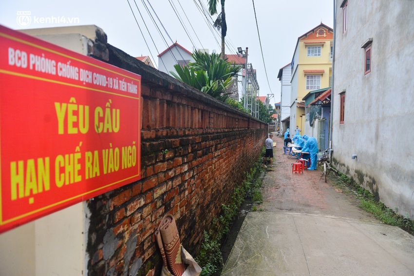 Hà Nội: Cận cảnh lấy mẫu xét nghiệm hơn 13.000 người tại ổ dịch 96 F0 ở Mê Linh - Ảnh 7.