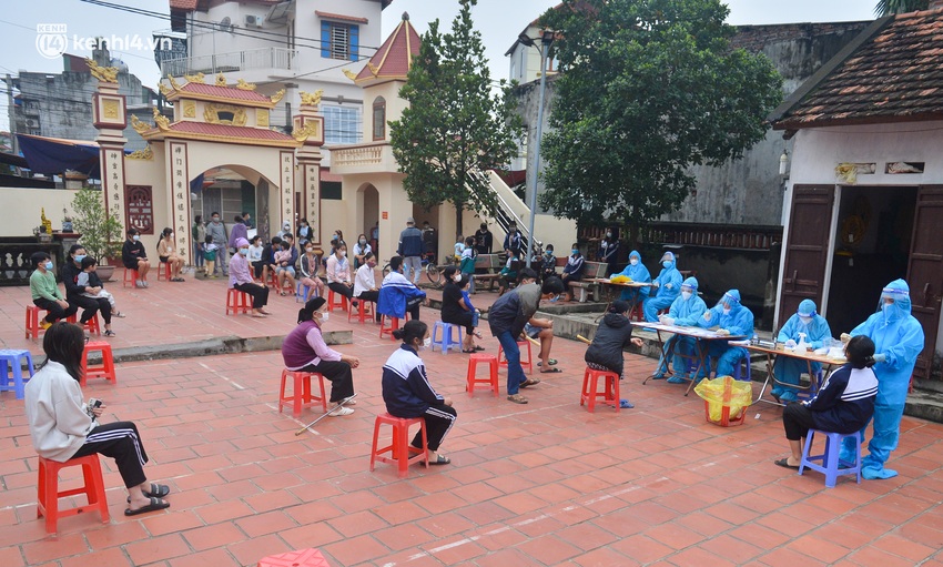 Hà Nội: Cận cảnh lấy mẫu xét nghiệm hơn 13.000 người tại ổ dịch 96 F0 ở Mê Linh - Ảnh 1.