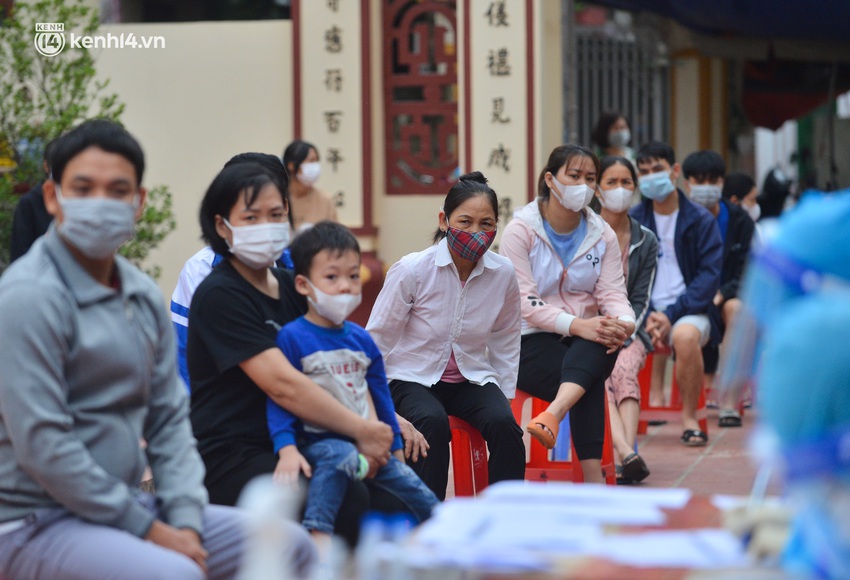 Hà Nội: Cận cảnh lấy mẫu xét nghiệm hơn 13.000 người tại ổ dịch 96 F0 ở Mê Linh - Ảnh 8.