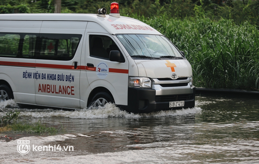 Người Sài Gòn ngã nhào, ô tô chết máy trên đường ngập trong ngày triều cường đạt đỉnh - Ảnh 4.