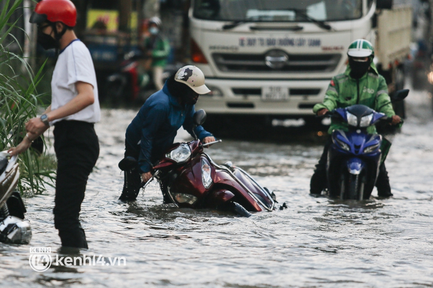 Người Sài Gòn ngã nhào, ô tô chết máy trên đường ngập trong ngày triều cường đạt đỉnh - Ảnh 8.