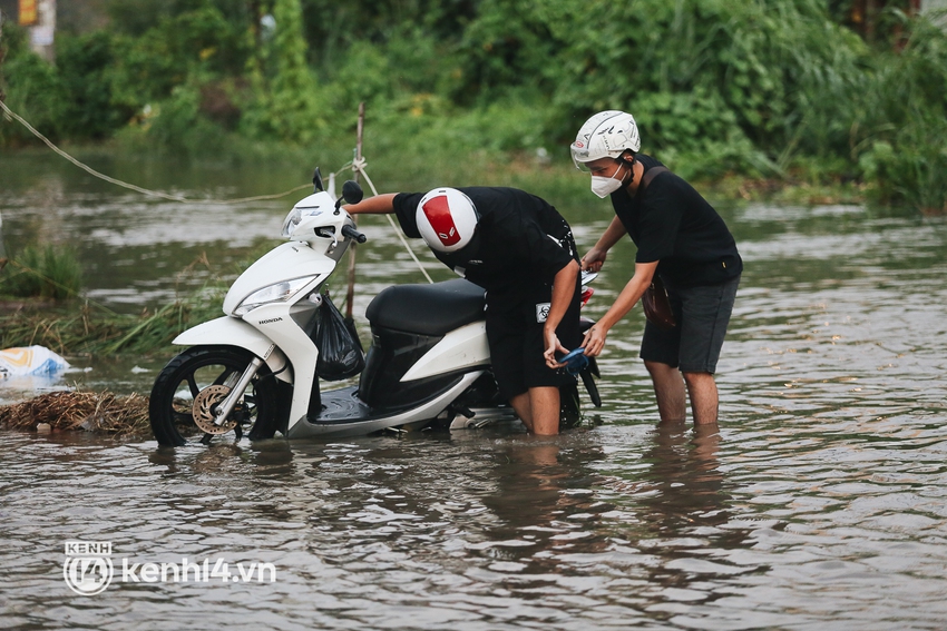 Người Sài Gòn ngã nhào, ô tô chết máy trên đường ngập trong ngày triều cường đạt đỉnh - Ảnh 11.