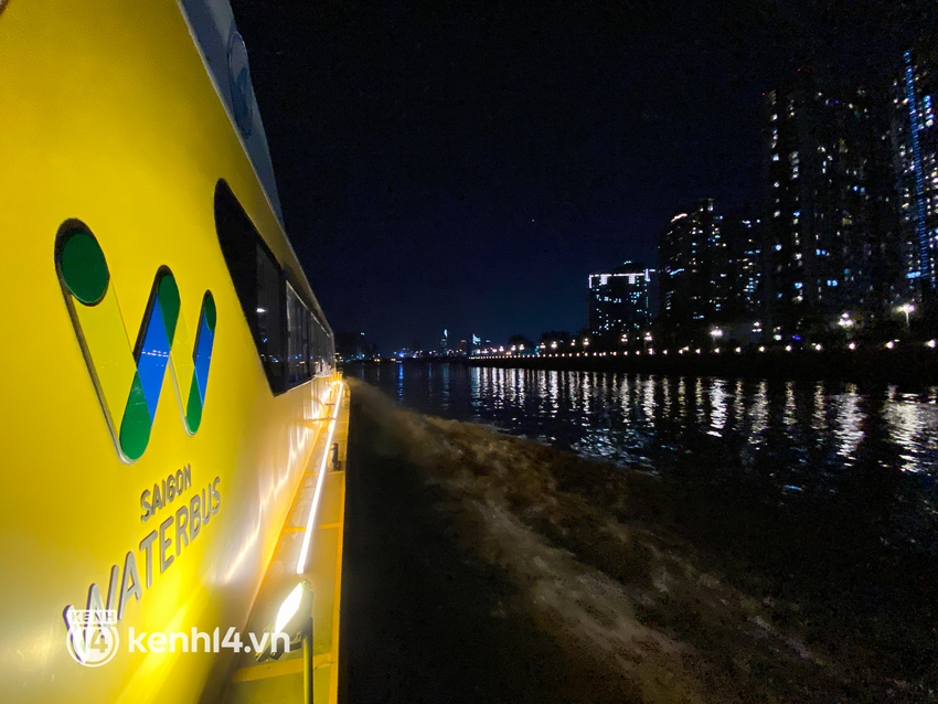 Trải nghiệm tuyến buýt đường sông được mở về đêm: Sài Gòn lên đèn lung linh, nhìn từ góc nào cũng đẹp! - Ảnh 15.