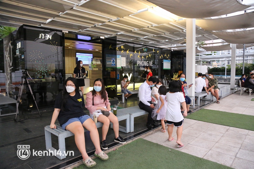 Trải nghiệm tuyến buýt đường sông được mở về đêm: Sài Gòn lên đèn lung linh, nhìn từ góc nào cũng đẹp! - Ảnh 1.