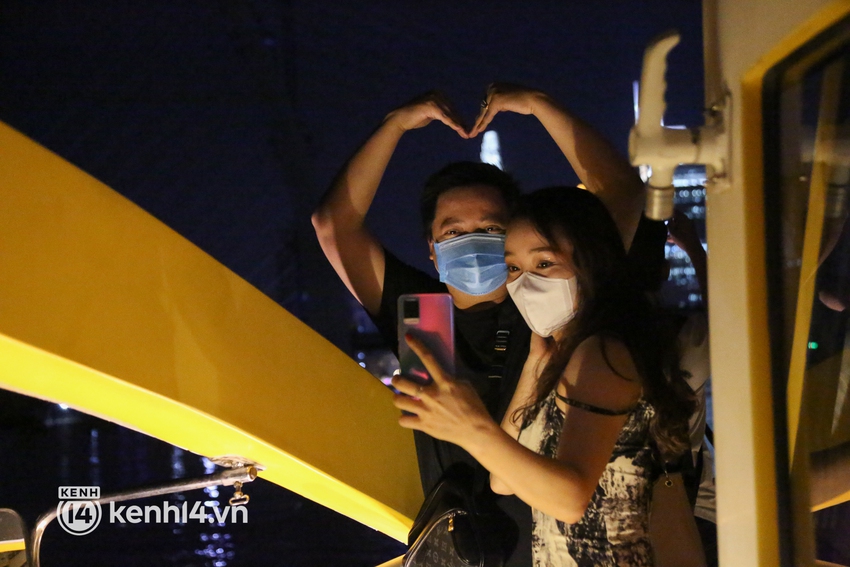 Trải nghiệm tuyến buýt đường sông được mở về đêm: Sài Gòn lên đèn lung linh, nhìn từ góc nào cũng đẹp! - Ảnh 8.
